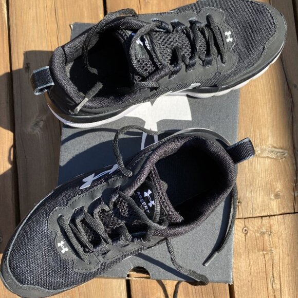 Under Armour  Boys Running Shoes 4Y Black/White - Picture 9 of 10